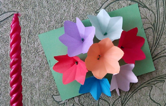 изображение открытки с объемными цветами