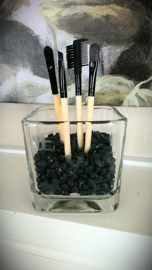 кисти для макияжа в прозрачном стакане с черными бобами