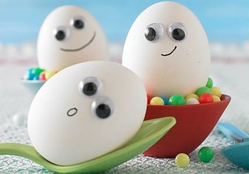 пасхальные яйца с наклеинными глазами 