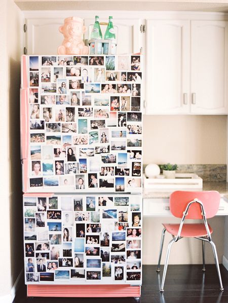 холодильник покрытый фотографиями
