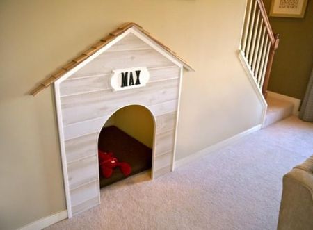 дом для собаки под лестницей