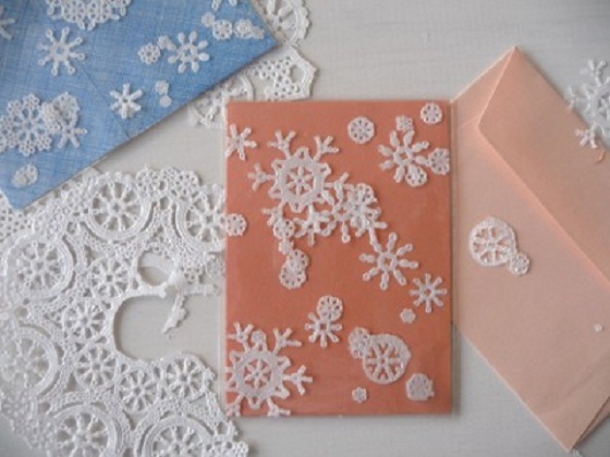 изображение со снежинками как идея новогодних открыток