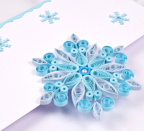 изображение открытки со снежинкой на складывающейся открытке