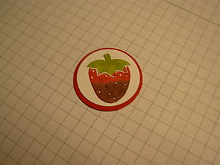 Вырезаем и наклеиваем нарисованную ягодку для открытки